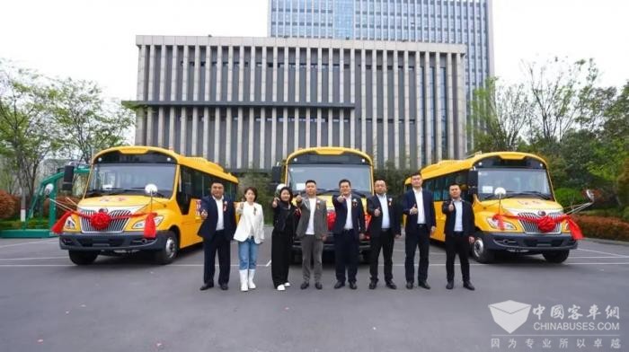 助當?shù)貙W生安全出行 宇通90輛校車交付路易達校車 助當?shù)貙W生安全出行 宇通90輛校車交付路易達校車