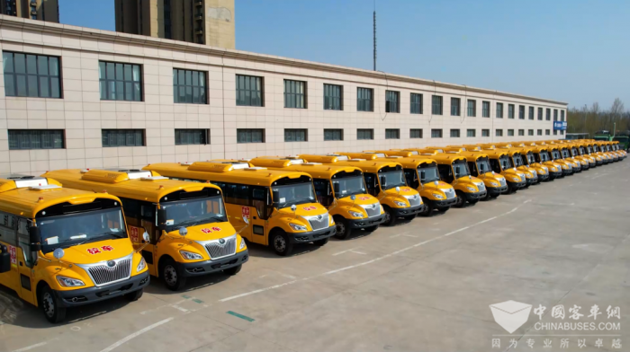 助當?shù)貙W生安全出行 宇通90輛校車交付路易達校車 助當?shù)貙W生安全出行 宇通90輛校車交付路易達校車