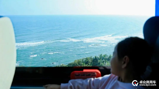 海南環(huán)島旅游公路觀光巴士火爆出圈，宇通助力海汽集團(tuán)加速探索旅游運(yùn)營(yíng)新模式