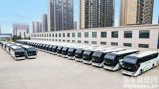 行業(yè)最大批量！宇通100輛高端旅游客車(chē)交付新疆