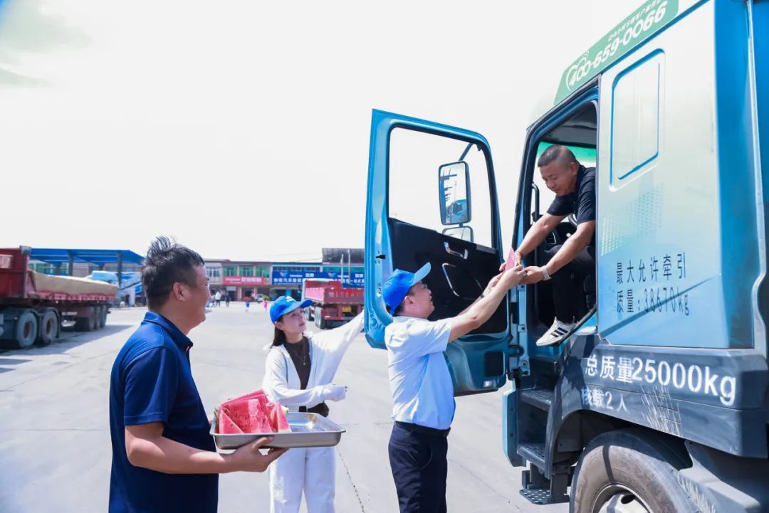 滿分服務(wù)丨八城聯(lián)動送關(guān)懷，宇通重卡在行動！