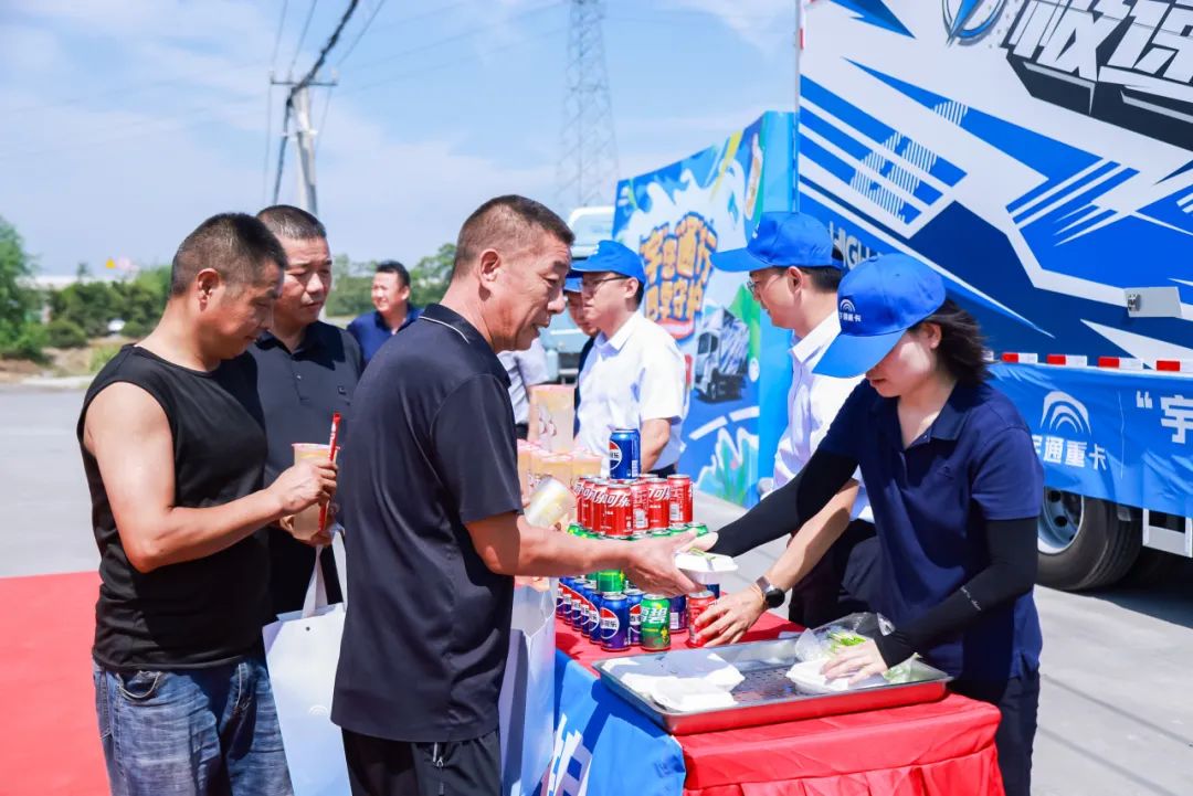 滿分服務(wù)丨八城聯(lián)動送關(guān)懷，宇通重卡在行動！