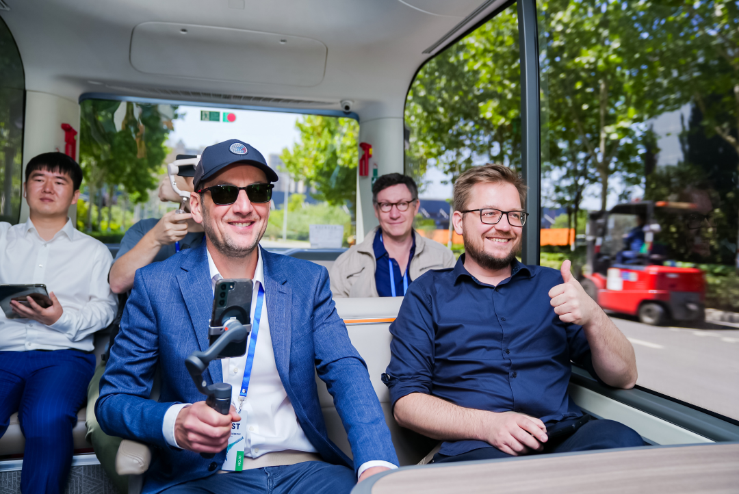  英國(guó)媒體人第一次乘坐自動(dòng)駕駛巴士，感覺(jué)很神奇！