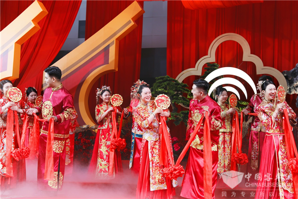 明星車型“接親” 宇通集團第15屆集體婚禮演繹“國風浪漫”