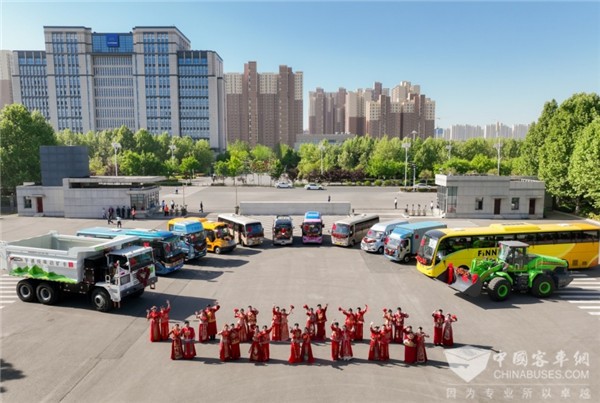 明星車型“接親” 宇通集團第15屆集體婚禮演繹“國風浪漫”