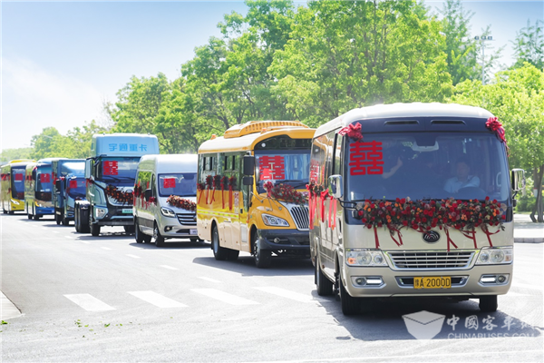 明星車型“接親” 宇通集團第15屆集體婚禮演繹“國風浪漫”