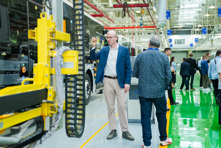 12國(guó)權(quán)威媒體探訪(fǎng)宇通新能源 共話(huà)公共交通綠色發(fā)展最優(yōu)解 12國(guó)權(quán)威媒體探訪(fǎng)宇通新能源 共話(huà)公共交通綠色發(fā)展最優(yōu)解