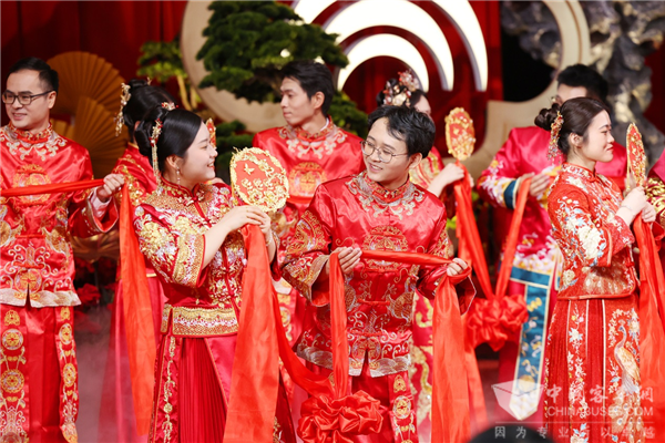 明星車型“接親” 宇通集團第15屆集體婚禮演繹“國風浪漫”