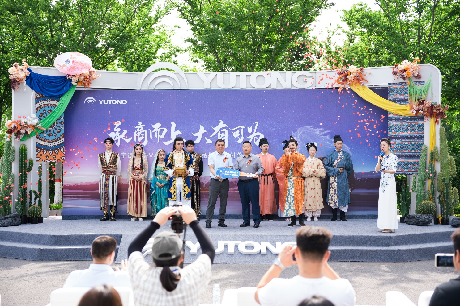  230輛！高端出行新范本！宇通天駿V6 7座新品首發(fā)，批次交付新疆