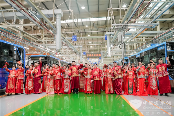 明星車型“接親” 宇通集團第15屆集體婚禮演繹“國風浪漫”