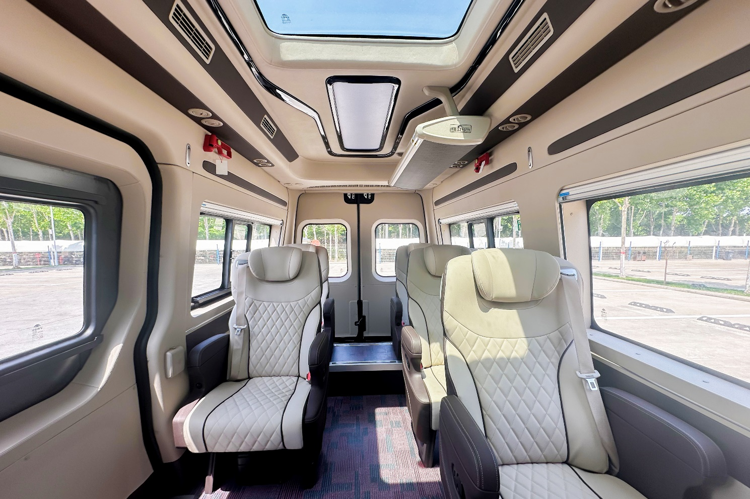  230輛！高端出行新范本！宇通天駿V6 7座新品首發(fā)，批次交付新疆