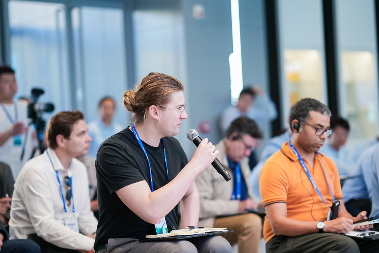  英國(guó)媒體人第一次乘坐自動(dòng)駕駛巴士，感覺(jué)很神奇！