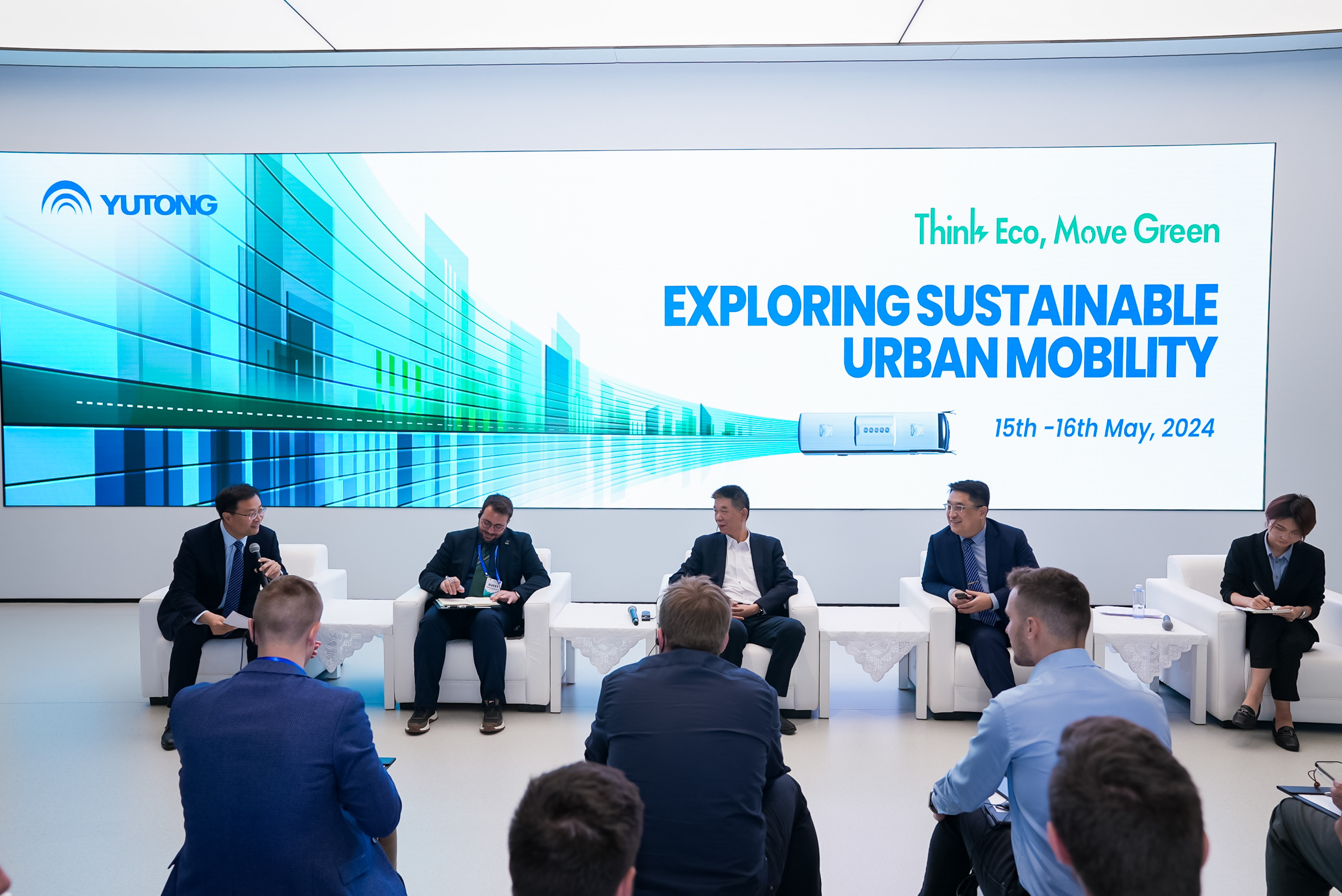 12國(guó)權(quán)威媒體探訪(fǎng)宇通新能源 共話(huà)公共交通綠色發(fā)展最優(yōu)解 12國(guó)權(quán)威媒體探訪(fǎng)宇通新能源 共話(huà)公共交通綠色發(fā)展最優(yōu)解